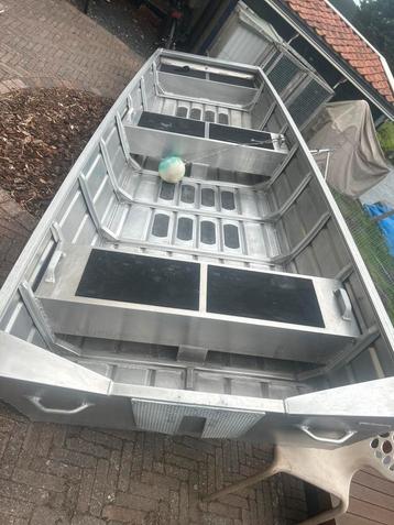 QWest F400 aluminium platbodem beschikbaar voor biedingen