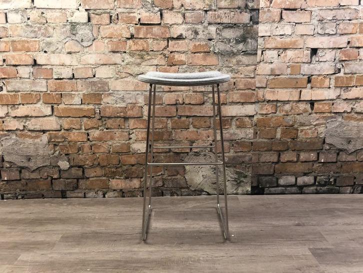 Cappellini Hi Pad Stool lichtgrijs bij TheReSales, Huis en Inrichting, Barkrukken, Zo goed als nieuw, 60 tot 90 cm, Hout, Metaal