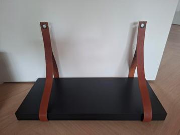 Wandplank met lederen hengsels beschikbaar voor biedingen