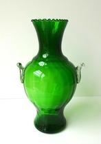 Glazen vaas helder groen met twee doorzichtige oren 3068-g, Antiek en Kunst, Antiek | Glas en Kristal, Ophalen of Verzenden