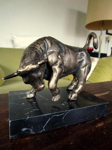 Gietijzeren stier, bull op marmeren voet beschikbaar voor biedingen