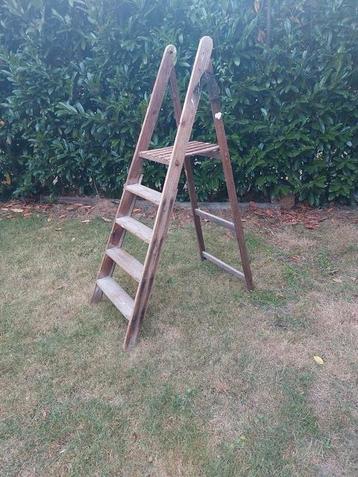 Vintage, oude houten schilderstrap beschikbaar voor biedingen