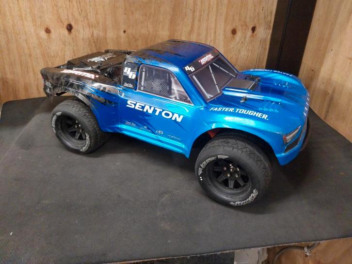 Arrma Senton 4x4 Brushless, Hobby en Vrije tijd, Modelbouw | Radiografisch | Auto's, Zo goed als nieuw, Auto offroad, Elektro