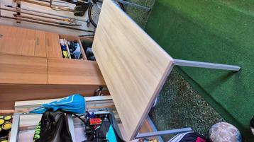 tafel of bureau beschikbaar voor biedingen