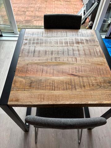 Industriële look eettafel met 2 stoelen beschikbaar voor biedingen