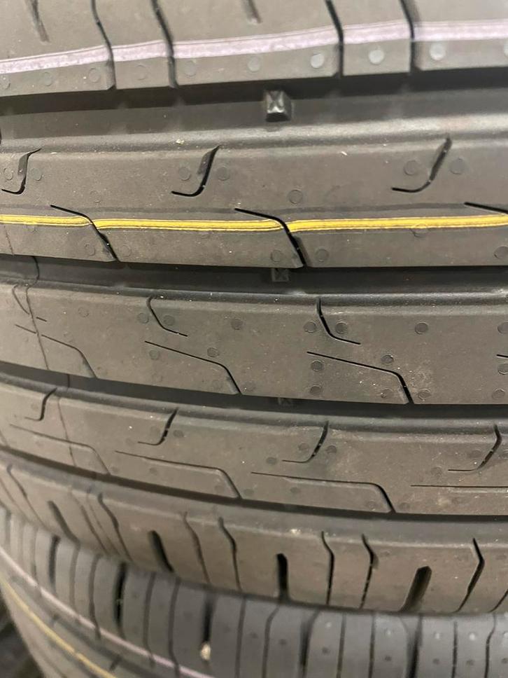 “215 55 17 continental. Demo. Puntjes zitten er nog op”, Auto-onderdelen, Banden en Velgen, Band(en), Zomerbanden, 17 inch, 215 mm