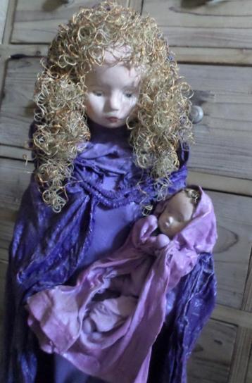 Beeld Moeder met kind poppenhoofdjes + verhard textiel h60cm beschikbaar voor biedingen