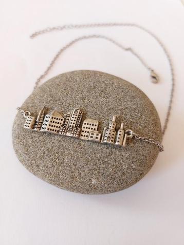 Halsketting met de skyline van een stad beschikbaar voor biedingen