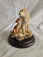 Beeldje Witte wolf met jong op steen B031, Ophalen of Verzenden, Zo goed als nieuw, Dier