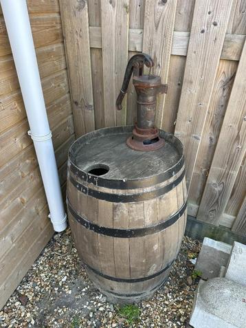 Houten regenton beschikbaar voor biedingen