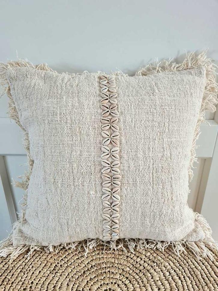 Schelpen kauri kussenhoes uit Bali, Huis en Inrichting, Woonaccessoires | Kussens, Nieuw, Beige, Vierkant, Ophalen of Verzenden