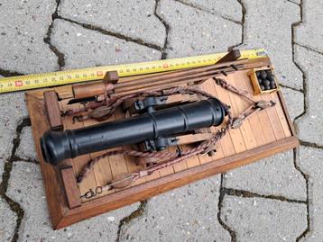 Mooie replica v scheepskanon op een onderdek 40cm. beschikbaar voor biedingen