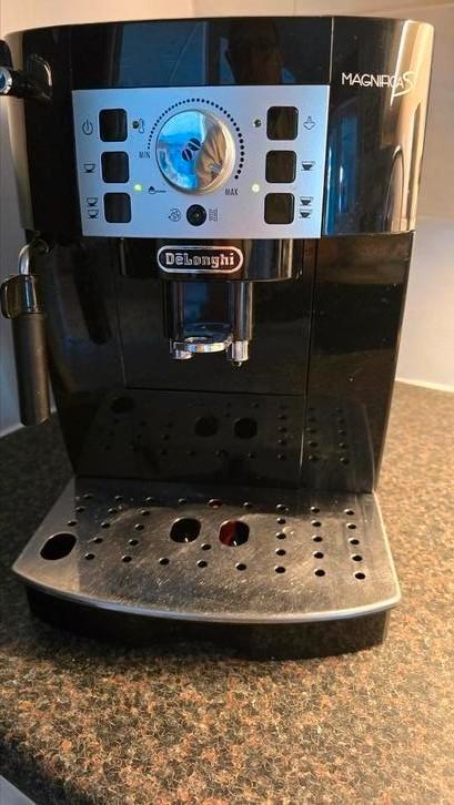 DeLonghi Magnifica S, Witgoed en Apparatuur, Koffiezetapparaten, Gebruikt, Koffiemachine, Stoompijpje, Ophalen of Verzenden