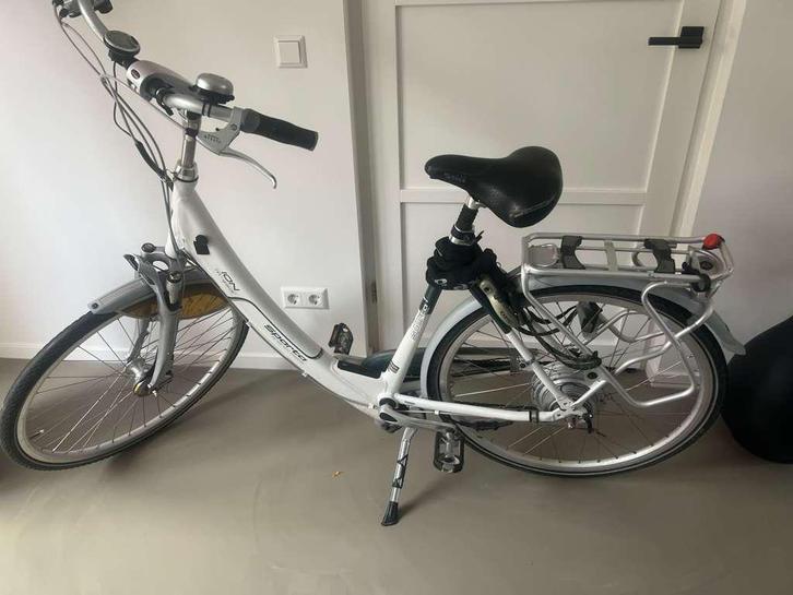 Elektrische Sparta fiets met oplader. E0003 storing., Fietsen en Brommers, Elektrische fietsen, Gebruikt, Sparta, Ophalen