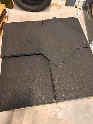 36 rubber tegels 50x50x3cm massief met afgeschuinde rand beschikbaar voor biedingen