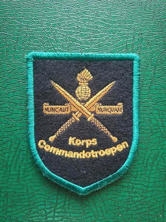 Embleem Korps Commando Troepen/ NUNCAUT NUNQUAM, Verzamelen, Militaria | Algemeen, Landmacht, Embleem of Badge, Nederland, Ophalen of Verzenden