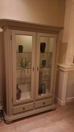 Vitrinekast met verlichting, Ophalen