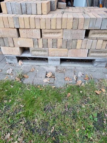 GRATIS, Metselstenen, ongeveer 350 stuks. beschikbaar voor biedingen
