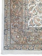 Handmade oriental wool Ghoum carpet floral crème 254x347cm, Huis en Inrichting, Stoffering | Tapijten en Kleden, Ophalen of Verzenden
