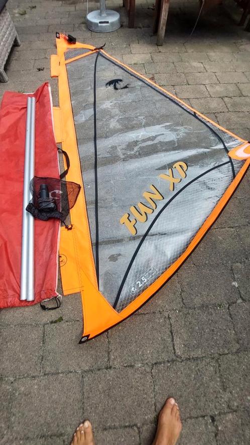 Tiki surfzeil, 2,5 m2 met aluminium mast., Watersport en Boten, Windsurfen, Zo goed als nieuw, Complete set, Met draagtas, Minder dan 5 m²