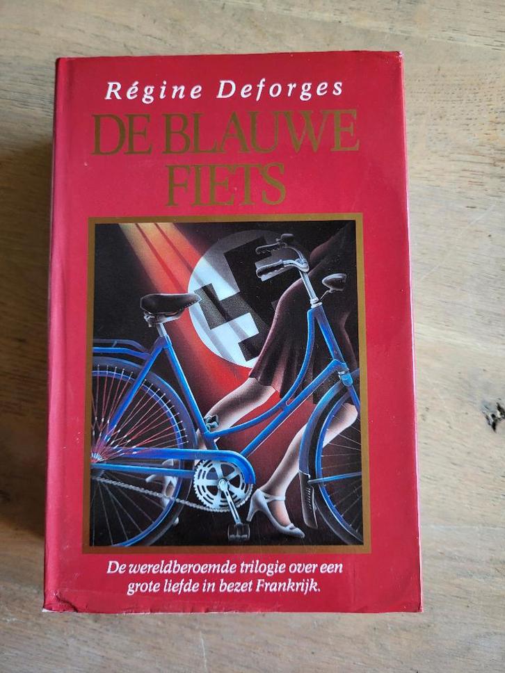 roman De blauwe fiets trilogie - Regine Deforges WOII, Boeken, Romans, Gelezen, Ophalen of Verzenden