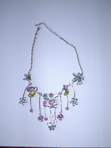 Prachtig lila ketting met bloemen vlinder beschikbaar voor biedingen