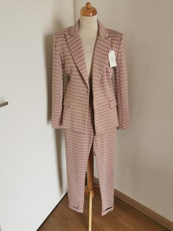 NUKUS NIEUW JASJE MET BROEK MAAT M beschikbaar voor biedingen