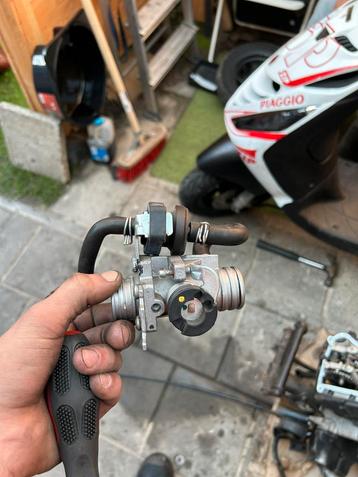 Gaskleppenhuis piaggio zip/vespa injectie beschikbaar voor biedingen