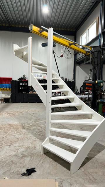 Halfslag trappen 2900 hoog open links en rechtsom beschikbaar voor biedingen