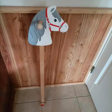 Houten stokpaard met wielen  beschikbaar voor biedingen
