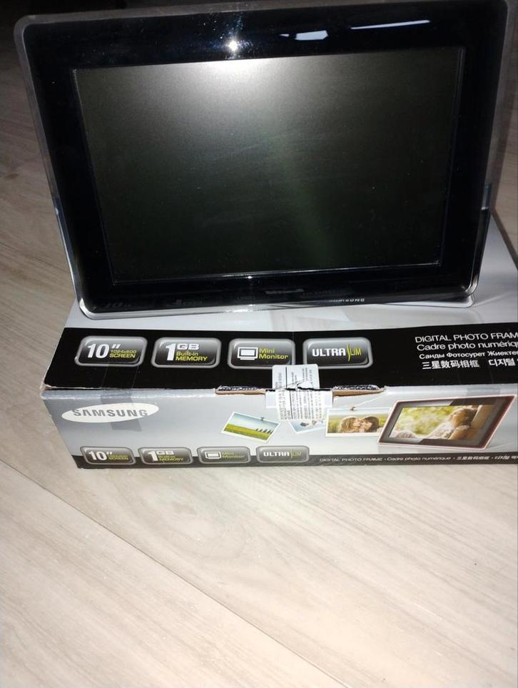 Samsung SPF-107H digitale fotolijst als nieuw, Audio, Tv en Foto, Fotografie | Digitale fotolijsten, Zo goed als nieuw, 8 tot 12 inch