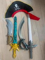 Speelgoed Zwaarden + Piratenmuts, Kinderen en Baby's, Carnavalskleding en Verkleedspullen, Ophalen of Verzenden, Gebruikt, 104 of kleiner