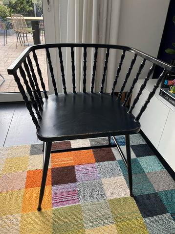 Retro zwarte stoel in goede staat beschikbaar voor biedingen