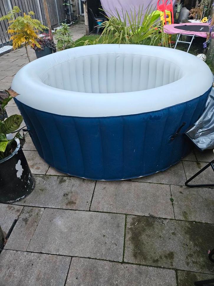 Opblaasbare Jacuzzi - Heerlijk Ontspannen!, Tuin en Terras, Bubbelbaden en Hottubs, Gebruikt, Opblaasbaar, Afdekzeil, Filter, Pomp