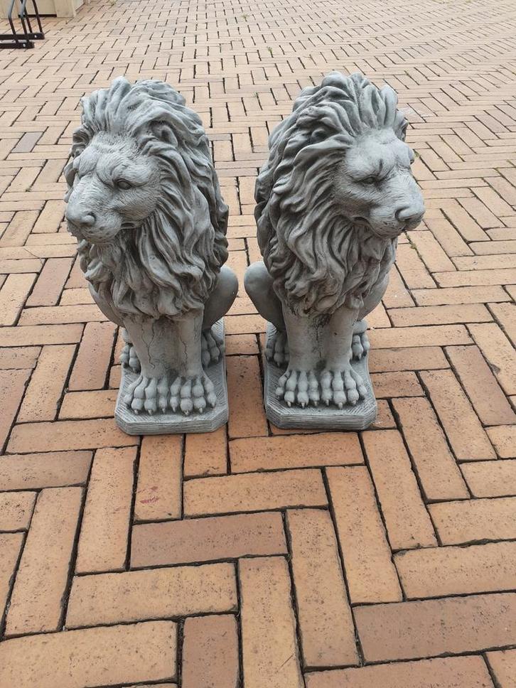 2 NIEUWE  GROTE  BETONNEN  LEEUWEN  L+R  KIJKEND, Tuin en Terras, Tuinbeelden, Nieuw, Ophalen