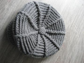 Mooie Grijze baret met klepje, pet, muts beschikbaar voor biedingen