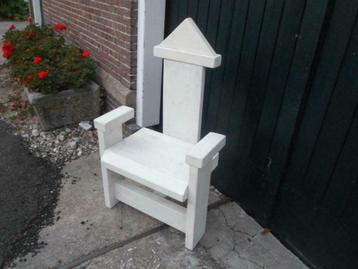 Uniek KINDERSTOELTJE, HOUTEN TROON 89 cm. hoog stoeltje kind beschikbaar voor biedingen