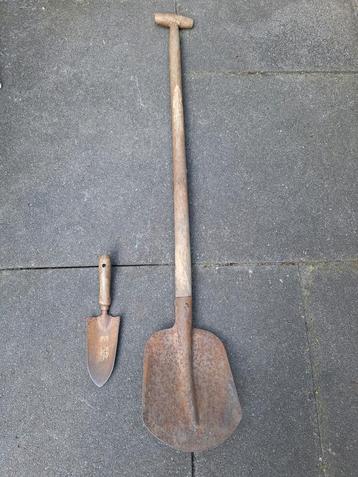 Spade en kleine schep beschikbaar voor biedingen