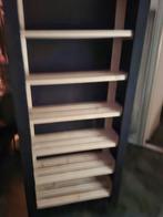 Nieuwe houten stelling kast, Ophalen