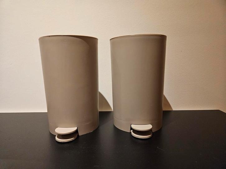 Twee beige pedaalemmers, Huis en Inrichting, Woonaccessoires | Prullenbakken, Gebruikt, Kunststof, Minder dan 50 cm, minder dan 10 liter