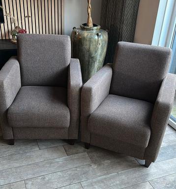 Twee bruine fauteuils beschikbaar voor biedingen