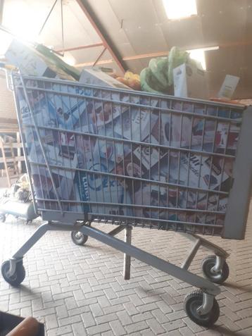 Grote winkelwagen  beschikbaar voor biedingen