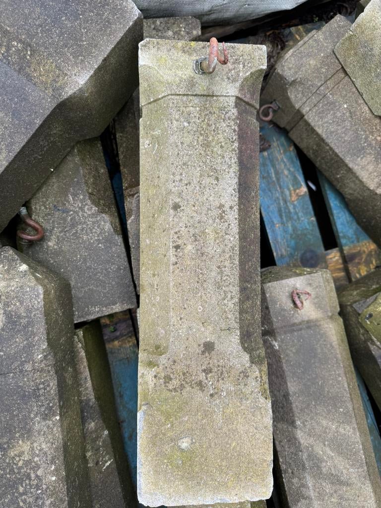 Hardstenen paaltjes erfafscheiding, Ophalen