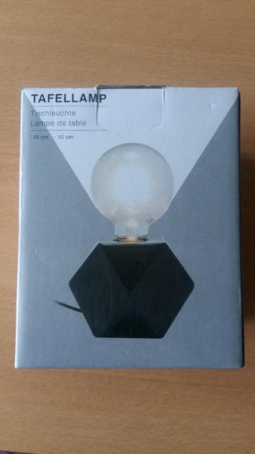 Nieuwe zwarte tafellamp met hoekige houten voet.11 cm beschikbaar voor biedingen
