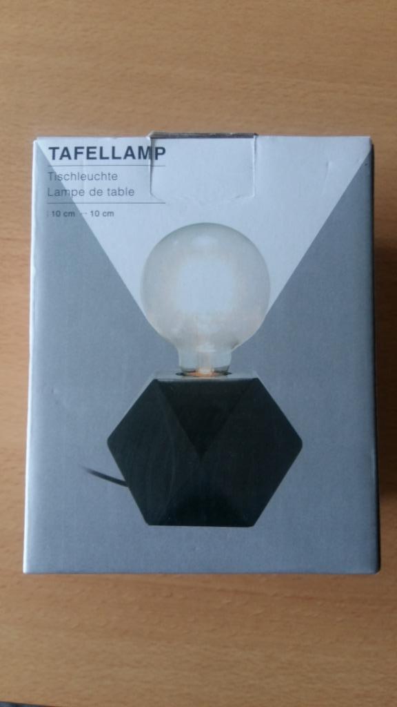 Nieuwe zwarte tafellamp met hoekige houten voet.11 cm, Huis en Inrichting, Lampen | Tafellampen, Nieuw, Minder dan 50 cm, Hout