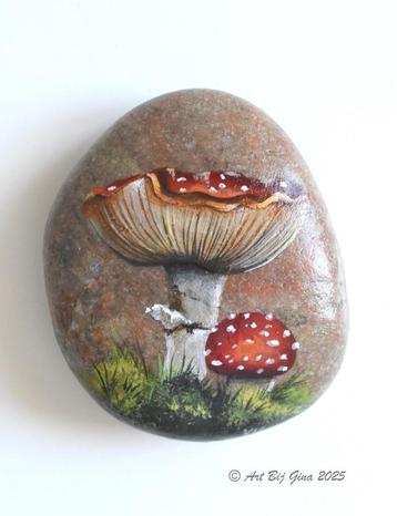 Herfst! Vliegenzwammen geschilderd op een riviersteen beschikbaar voor biedingen