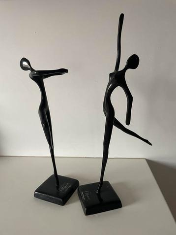 Sculpturen danseres beschikbaar voor biedingen