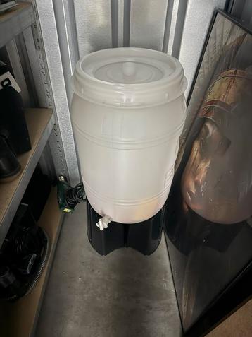 Voerton 60 L met kraan beschikbaar voor biedingen