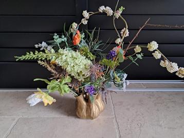 Tuitvaasje goudkleurig met kunstbloemen beschikbaar voor biedingen