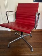2 Rode Eames Vitra EA108 Stoelen - 1x Wieltjes, 1x Poten, Huis en Inrichting, Bureaustoelen, Ophalen, Zo goed als nieuw, Rood